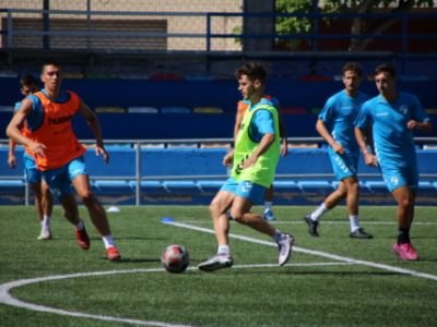 Iñaki controla el balón durante un entrenamiento | CD Ebro