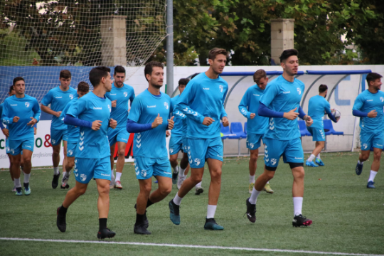 Los jugadores del CD Ebro, en el entrenamiento de este viernes | CD Ebro / Adrián Monserrate