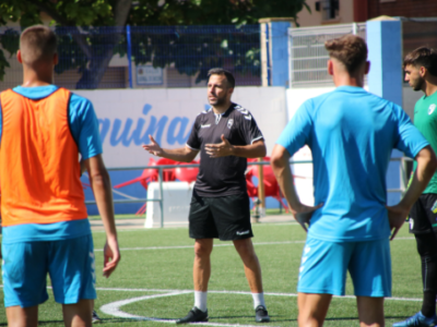Raúl Jardiel, en una charla con los jugadores en el entrenamiento de este viernes | CD Ebro/Adrián Monserrate