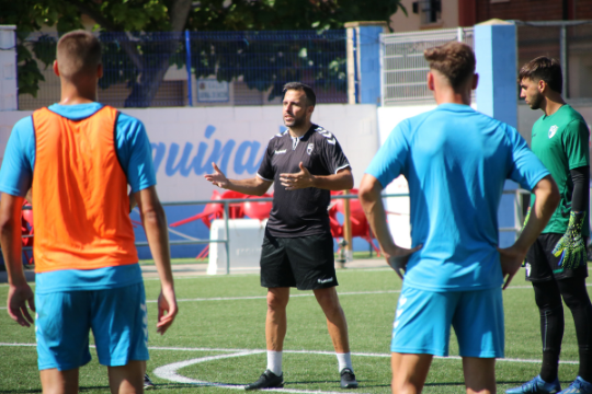 Raúl Jardiel, en una charla con los jugadores en el entrenamiento de este viernes | CD Ebro/Adrián Monserrate