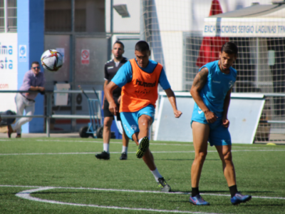 Abel Suárez golpea el balón durante un entrenamiento | CD Ebro / Adrián Monserrate