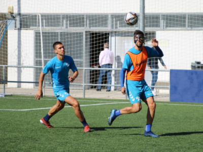 Eder Díez y Noel pugnan por un balón en un entrenamiento | CD Ebro / Adrián Monserrate
