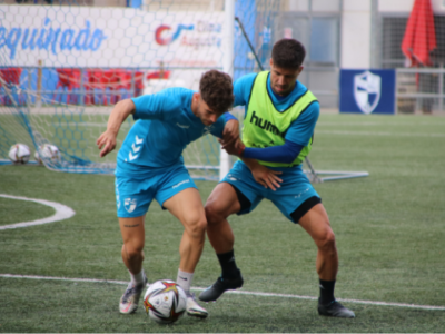 Iñaki y Nahuel disputan un balón en un entrenamiento | CD Ebro / Adrián Monserrate