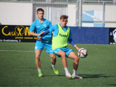 Chárlez y Darío pugnan por un balón en el entrenamiento de este viernes | CD Ebro / Adrián Monserrate