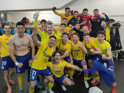Los jugadores del Ebro celebran la victoria en Lleida