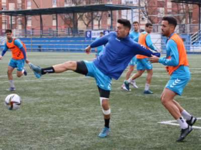 Altube y Ayoze disputan un balón en el entrenamiento | CD Ebro / Adrián Monserrate