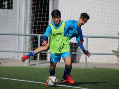 Jordi Méndez y Valentín Prieto disputan un balón en el entrenamiento | CD Ebro / Adrián Monserrate