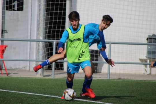 Jordi Méndez y Valentín Prieto disputan un balón en el entrenamiento | CD Ebro / Adrián Monserrate