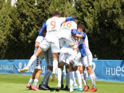 Los jugadores del Ebro celebran uno de los goles ante el Huesca B | CD Ebro / Adrián Monserrate