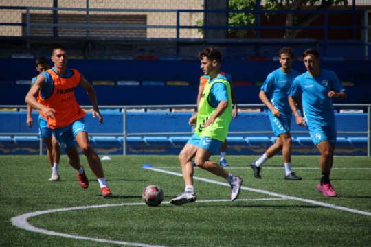 Iñaki controla el balón durante un entrenamiento | CD Ebro