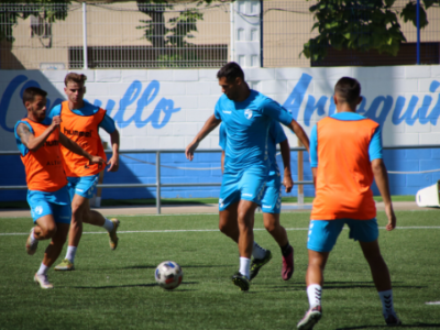 Los jugadores del CD Ebro se ejercitan en uno de los últimos entrenamientos | CD Ebro