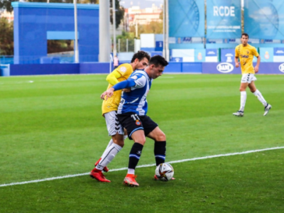 Meseguer trata de robar un balón a un jugador del Espanyol B | RCD Espanyol