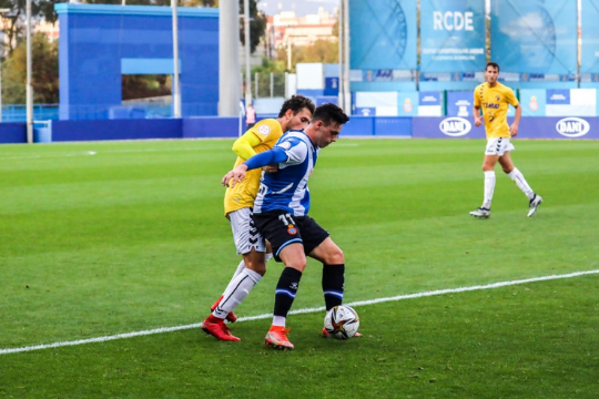 Meseguer trata de robar un balón a un jugador del Espanyol B | RCD Espanyol