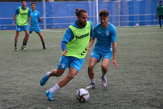 Guille Alonso, exjugador de la SD Tarazona, en el entrenamiento de este viernes | CD Ebro / Adrián Monserrate