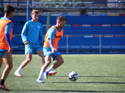 Nahuel, con el balón controlado en un entrenamiento | CD Ebro / Adrián Monserrate