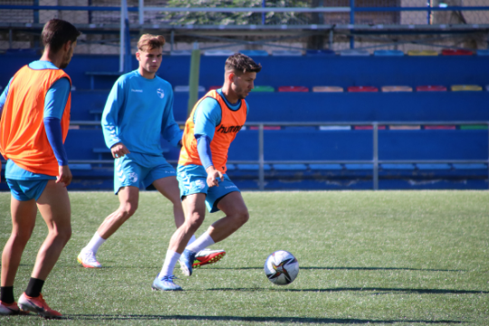 Nahuel, con el balón controlado en un entrenamiento | CD Ebro / Adrián Monserrate