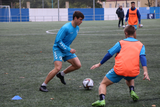 Oier Sarriegi controla un balón durante el entrenamiento | CD Ebro / Adrián Monserrate