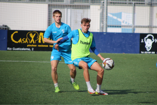 Chárlez y Darío pugnan por un balón en el entrenamiento de este viernes | CD Ebro / Adrián Monserrate