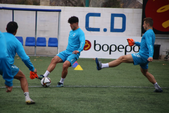 Raúl Sola, en una acción del último entrenamiento antes de recibir al Huesca B | CD Ebro / Adrián Monserrate