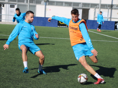 Guti y Guille Alonso disputan un balón en el entrenamiento de este viernes | CD Ebro / Adrián Monserrate