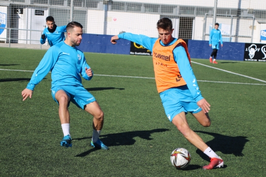 Guti y Guille Alonso disputan un balón en el entrenamiento de este viernes | CD Ebro / Adrián Monserrate