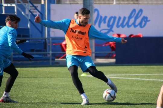 (Español) Ayoze, en un entrenamiento | CD Ebro / Adrián Monserrate