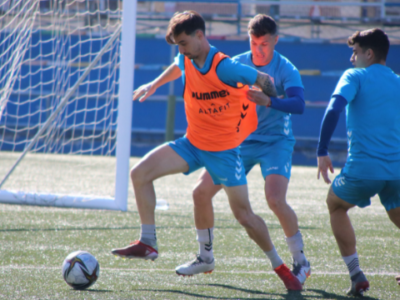 Valentín Prieto, presionado por Abraham Minero en el entrenamiento de este viernes | CD Ebro / Adrián Monserrate