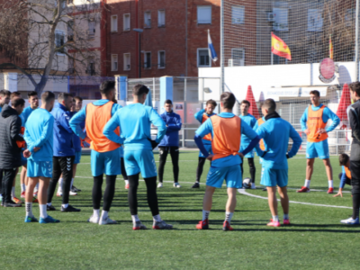 Jugadores y cuerpo técnico del CD Ebro, concentrados antes de la visita del CD Teruel | CD Ebro / Adrián Monserrate