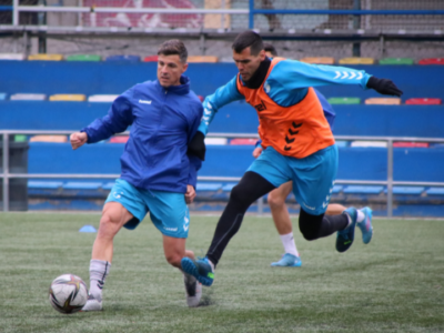 Abraham Minero y Abel Suárez disputan el balón en el entrenamiento de este viernes | CD Ebro / Adrián Monserrate
