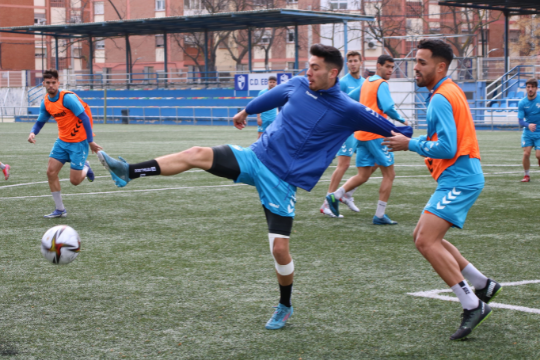 (Español) Altube y Ayoze disputan un balón en el entrenamiento | CD Ebro / Adrián Monserrate