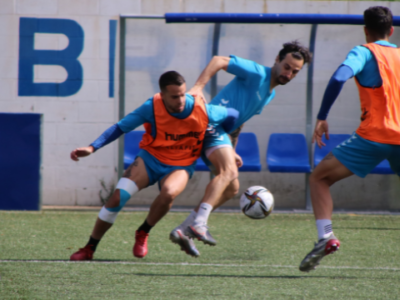 Guille Alonso y Valentín Prieto disputan un balón en el entrenamiento de este jueves | CD Ebro / Adrián Monserrate