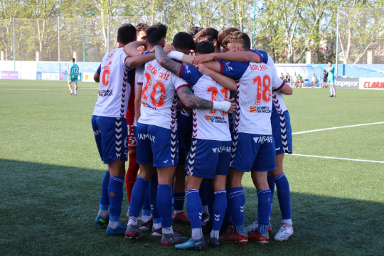 Piña de los jugadores celebrando el 1-0 | CD Ebro / Adrián Monserrate