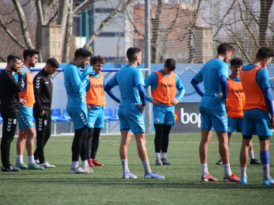 Corrillo de los jugadores del Ebro en el entrenamiento | CD Ebro / Adrián Monserrate