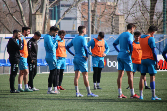 Corrillo de los jugadores del Ebro en el entrenamiento | CD Ebro / Adrián Monserrate