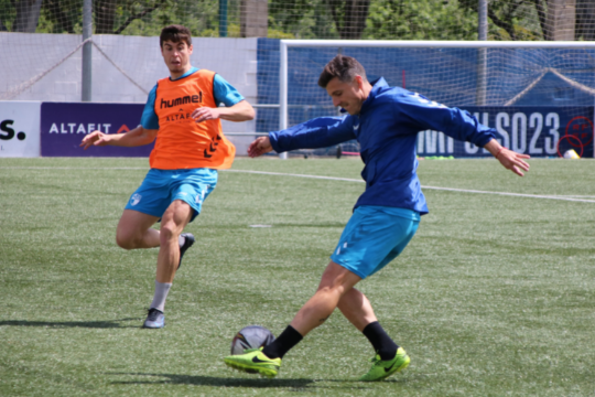 Abraham Minero y Oier Sarriegi disputan un balón en el entrenamiento de este viernes | CD Ebro / Adrián Monserrate