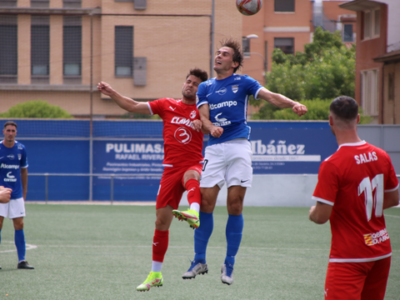 Joel Lasso disputa un balón en el Utebo - Ebro de pretemporada | CD Ebro / Adrián Monserrate